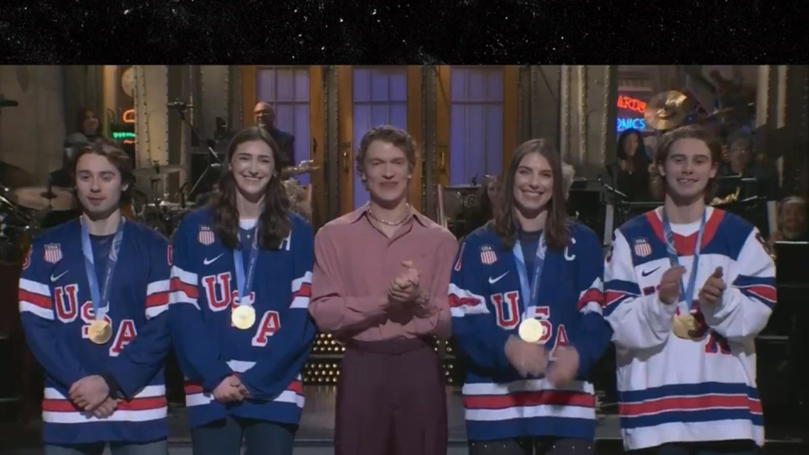 Las estrellas del hockey femenino de EE. UU. hacen sombra al presidente Trump en ‘SNL’