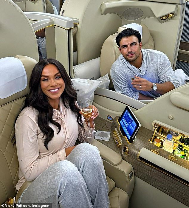 Influencers aterrorizados luchan por refugiarse en Dubai después del ataque con aviones no tripulados iraníes al refugio de expatriados