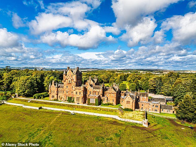Habla de la ciudad: los lugareños temen que el principal traidor Alan Carr haga suyo un castillo de £ 3,25 millones