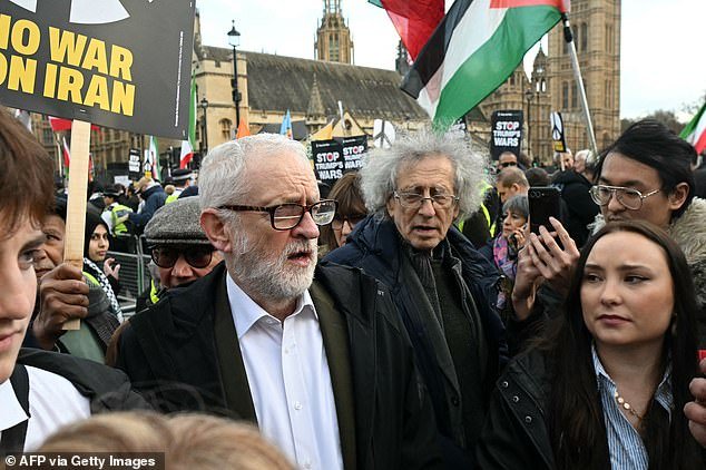 Jeremy Corbyn acusó a Donald Trump de lanzar un «ataque claramente ilegal para lograr un cambio de régimen» después de unirse a cientos de manifestantes pro Irán en Londres con pancartas de ayatolá.