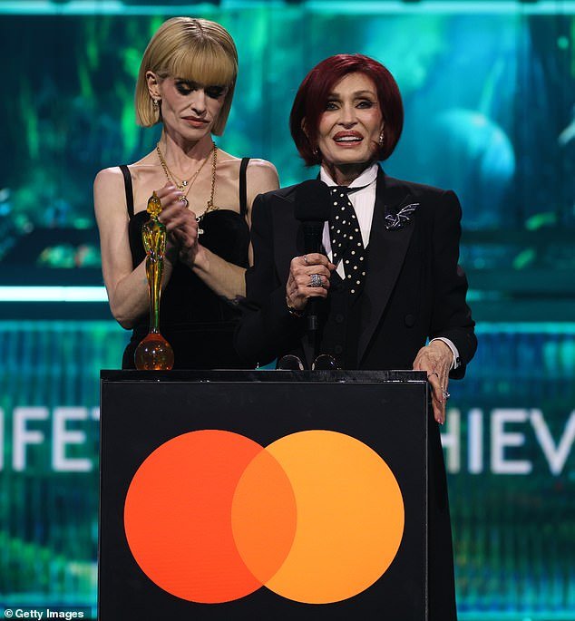 Sharon y Kelly Osbourne dieron un sincero discurso en honor de Ozzy, mientras que Dolly Parton y Robbie Williams rindieron un «tributo apropiado» al fallecido rockero al entregarle un premio a su trayectoria en los Brits.