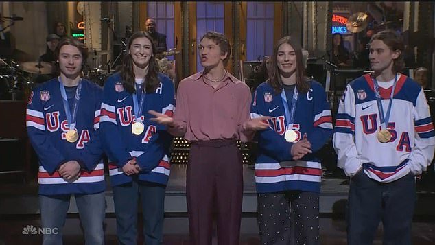 Las estrellas del hockey estadounidense se burlan de Donald Trump por la indignación de los Juegos Olímpicos de Invierno en un monólogo de SNL con Connor Story