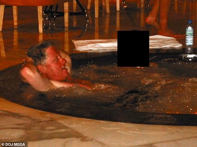 La infame foto del jacuzzi de Bill Clinton es de un lujoso viaje a Asia que realizó con Epstein y Maxwell, afirma un nuevo informe