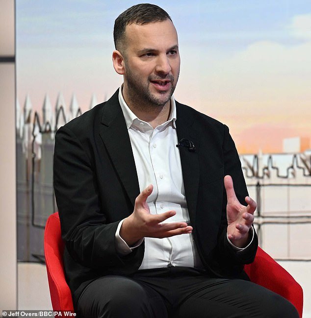 El líder ecologista Polanski dijo que el hecho de que Gran Bretaña no condenara el ataque «ilegal y no provocado» de Trump contra Irán era «absolutamente escandaloso» y afirmó que el Reino Unido debería cortar los lazos con Estados Unidos.