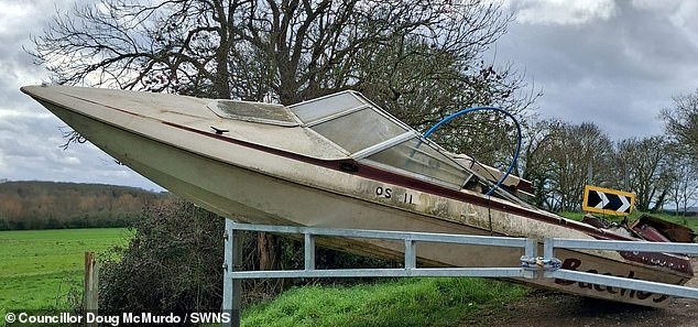 Indignación después de que volcadores abandonaran una lancha rápida entera en un bello paraje rural a más de 50 millas del mar