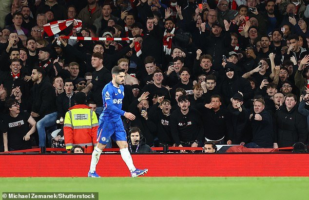 Los fanáticos del Chelsea, hartos del estúpido autosabotaje después de que la novena tarjeta roja en el Arsenal vuelva a resultar costosa; no es de extrañar que Pedro Neto arremetiera, escribe Kieran Gill