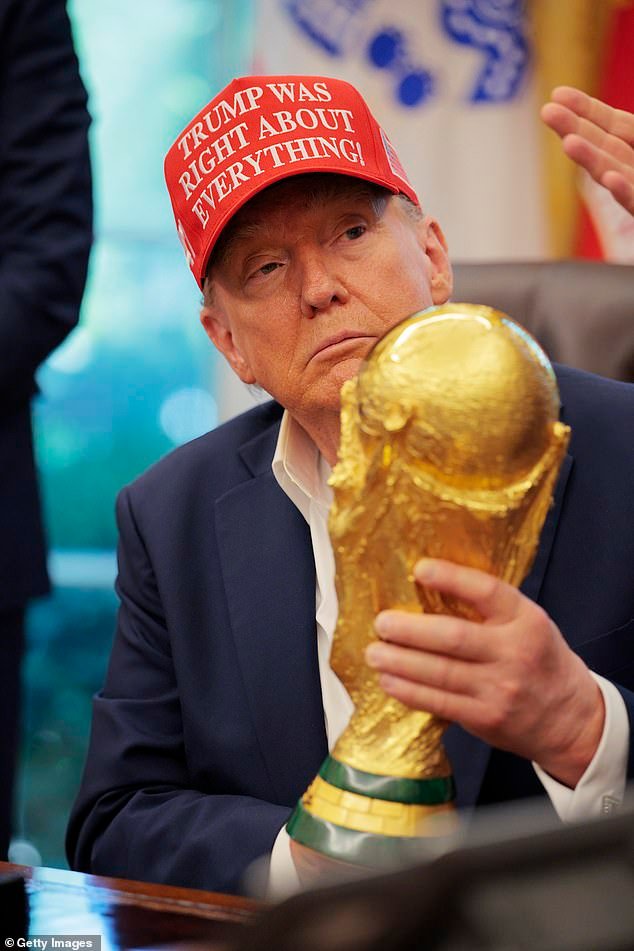 El jefe de fútbol de Irán ha dado un duro veredicto sobre la Copa del Mundo en Estados Unidos mientras Donald Trump revela un cronograma para una campaña militar.
