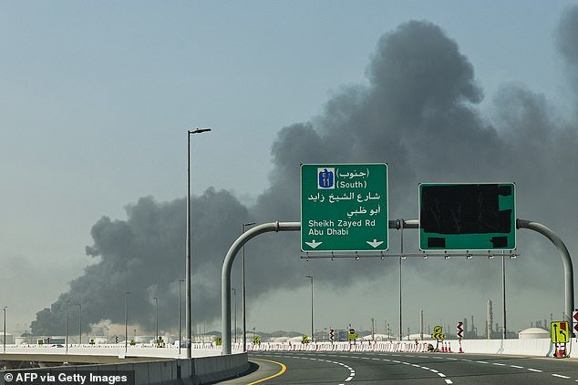 Dubai se ha visto sacudida por más explosiones mientras los británicos atrapados esperan su evacuación y los activistas describen cómo se apiñaron en sus casas cuando estallaron las bombas.