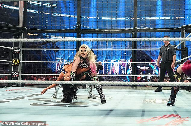 La luchadora de la WWE Keana James sufre un humillante mal funcionamiento de vestuario mientras los fanáticos regañan al camarógrafo