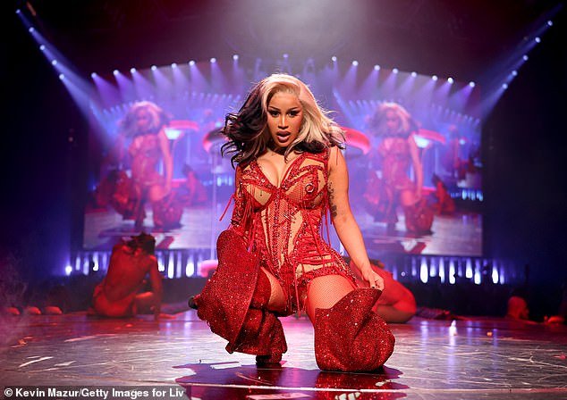 Cardi B se dirige a su ex de la NFL, Stefon Diggs, con una perorata cruel durante el concierto después de su separación del Super Bowl