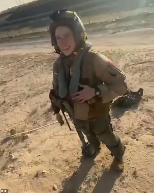 Los lugareños agradecen al piloto del F-15 después de derribar Kuwait en el conflicto con Irán