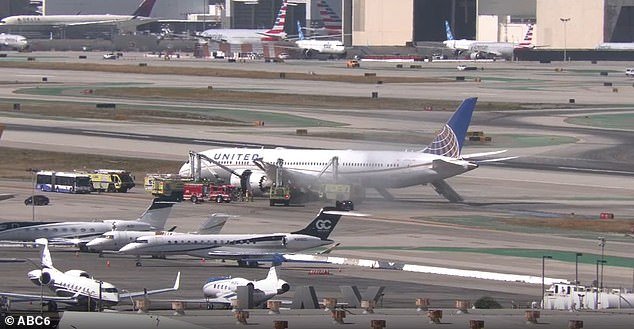 El Boeing 787 de United realiza un aterrizaje de emergencia en LAX, los pasajeros fueron evacuados mediante toboganes debido a una falla catastrófica del motor
