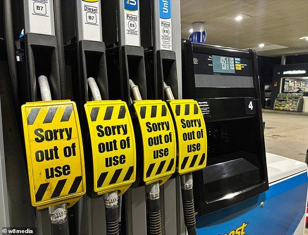 Crecen las colas en las gasolineras de Londres por temor a subidas de precios relacionadas con la guerra en Oriente Medio: los informes sobre las estaciones de servicio se están agotando