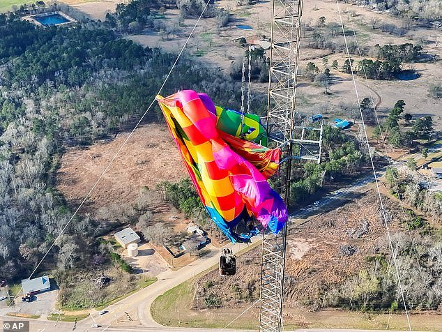 El increíble momento en el que dos hombres fueron rescatados de un globo aerostático tras estrellarse contra una torre de radio en Texas