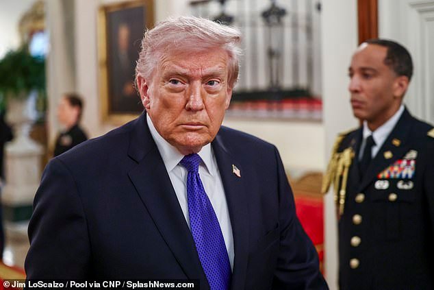 Trump tiene un «suministro prácticamente ilimitado» de armas mientras Estados Unidos destruye las instalaciones de mando y control de Irán