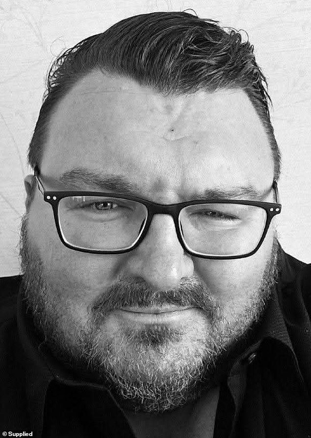 A James le encanta su trabajo como locutor. Pero está nervioso, una amenaza que podría deshacer años de arduo trabajo… y no es el único.