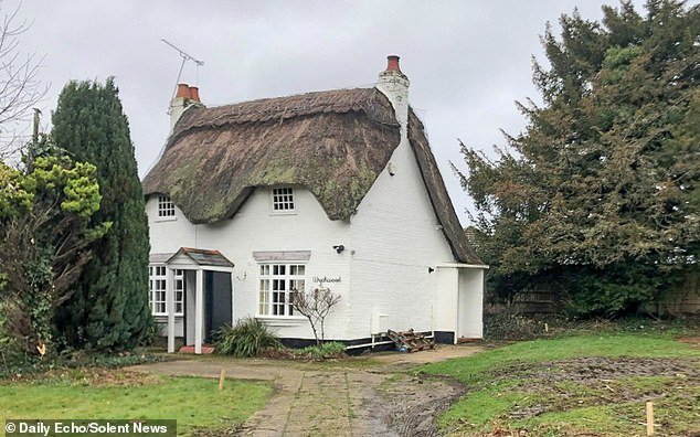 Victoria para los aldeanos cuando al propietario se le ordenó reconstruir una cabaña con techo de paja de 300 años de antigüedad demolida sin permiso de planificación