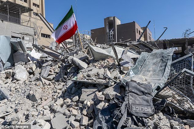 El mundo se preparó para la potencia de fuego estadounidense y la desesperada respuesta de Irán. Sin embargo, Oriente Medio está girando silenciosamente sobre su eje, y no de la manera que nadie esperaba…