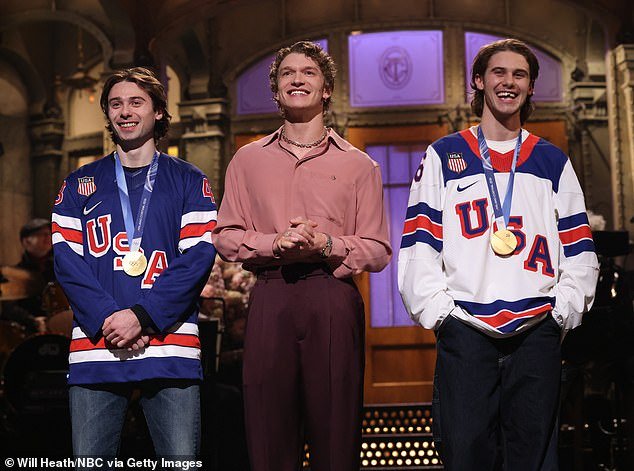 Revelado: La multitud de SNL le dio estrellas al hockey masculino del equipo de EE. UU. después de la llamada telefónica de Trump… pero nunca se emitió