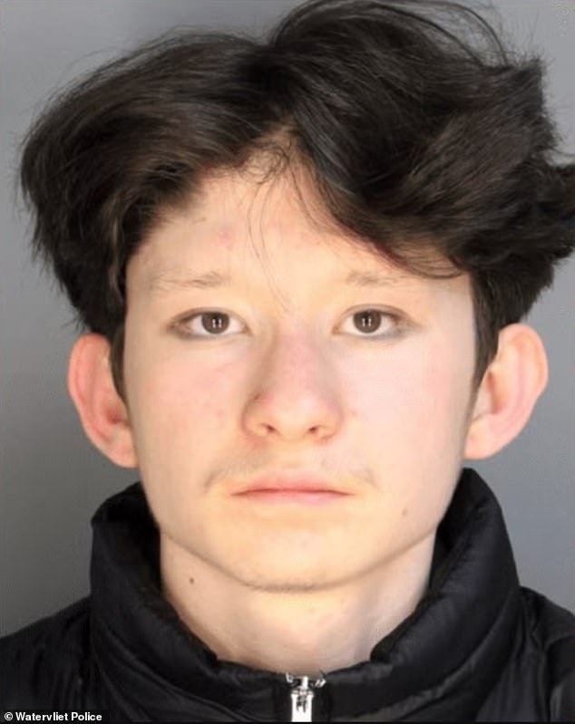 Un inmigrante afgano de 18 años entró por la fuerza en la casa de un vecino en Nueva York y lo atacó como si fuera paquistaní, dice la policía.