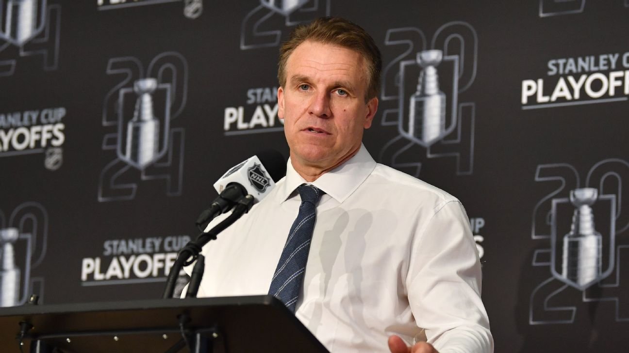 el entrenador de Los Angeles Kings Fire, Jim Hiller; Promociona a DJ Smith