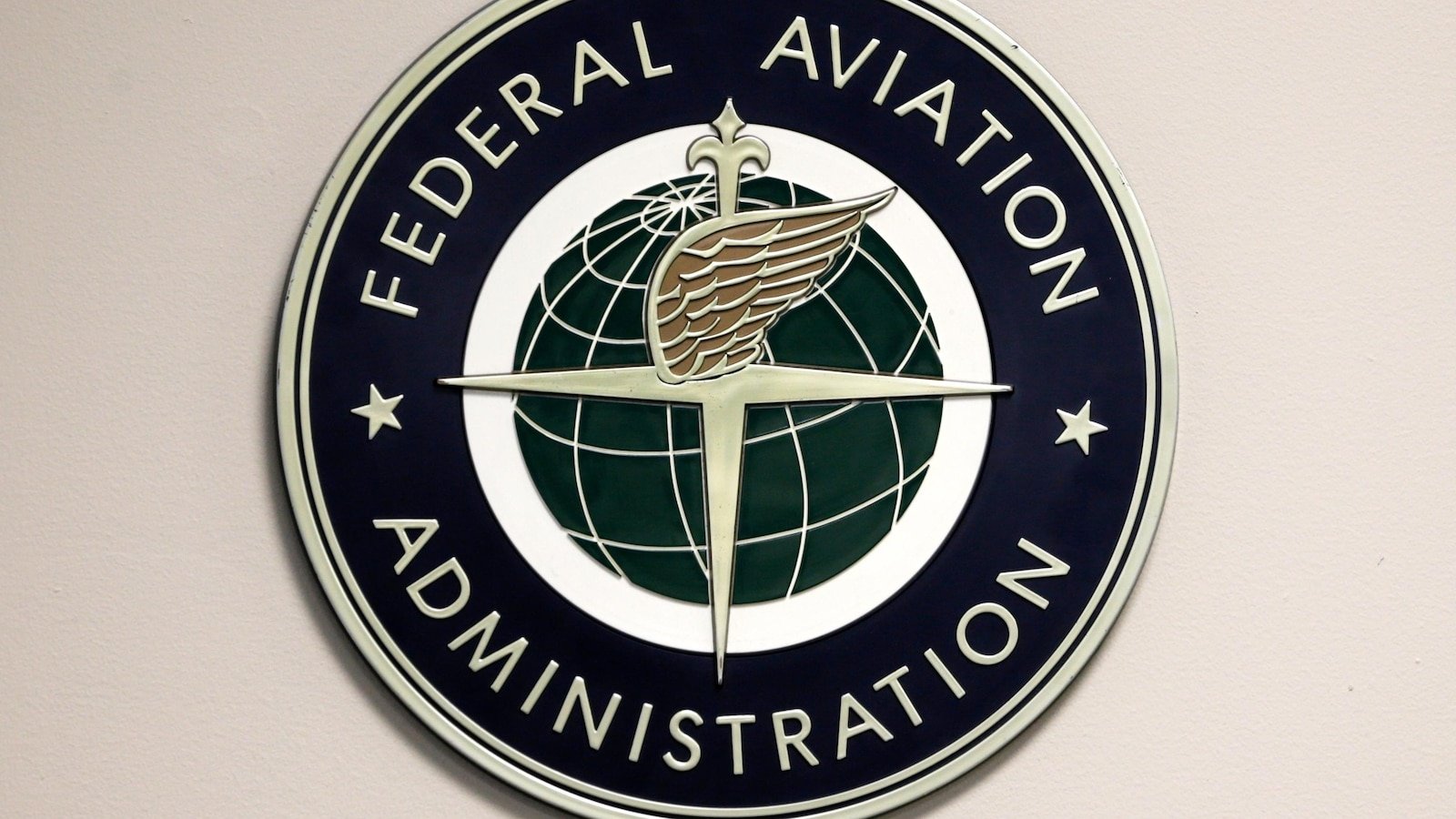 La avioneta realizó un aterrizaje de emergencia en el río Hudson, con dos personas a bordo nadando hasta un lugar seguro.