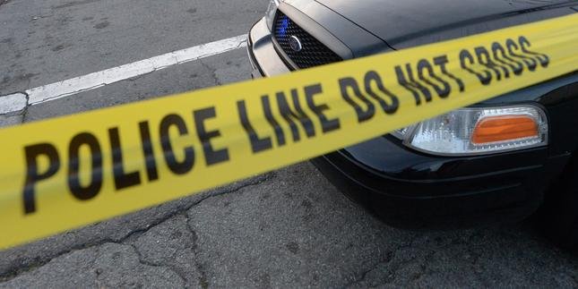 La policía de Oakland identifica a un hombre encontrado muerto en un sofá dentro de un taller de reparación de teléfonos