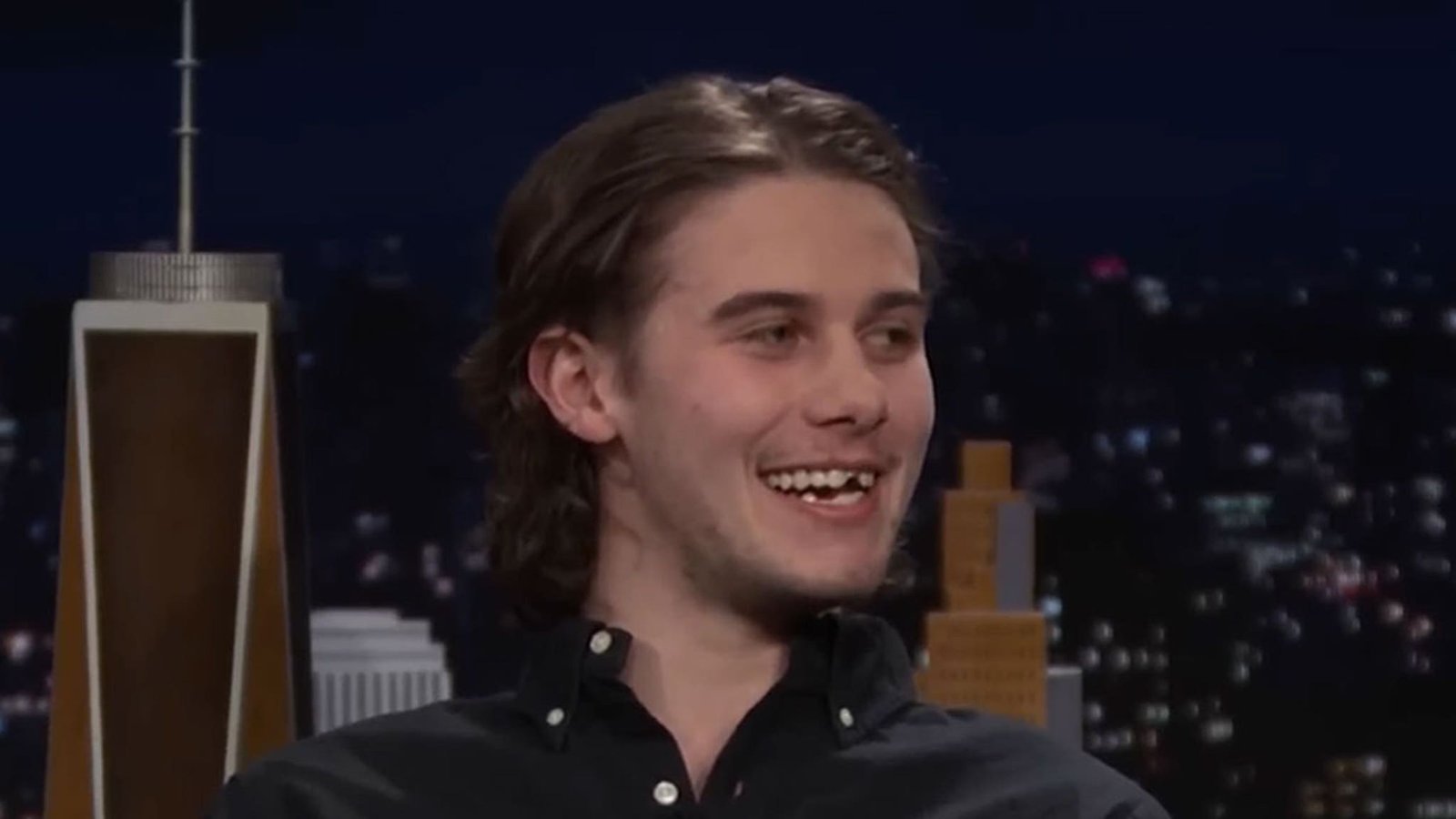 Jack Hughes promete arreglar dientes: «No es lo mío»