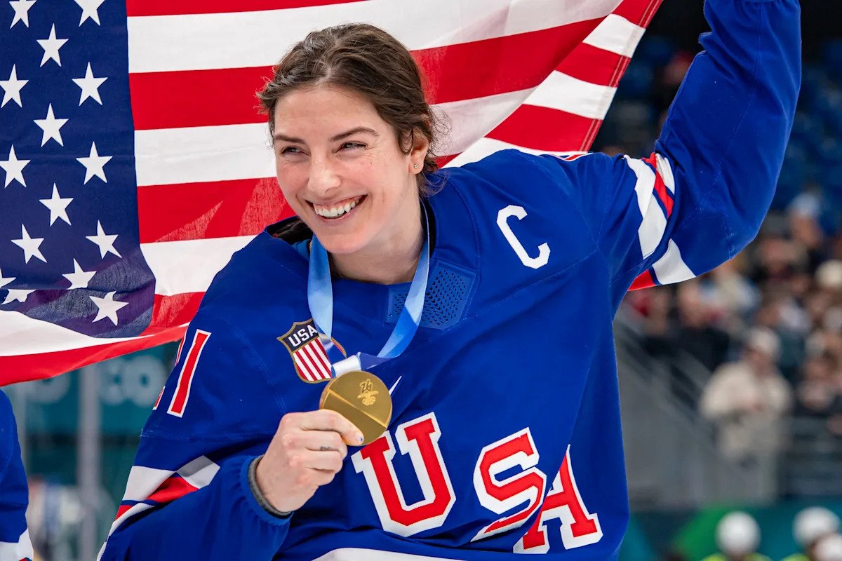 La capitana de hockey sobre hielo femenino de EE. UU., Hilary Knight, reveló que jugará los Juegos Olímpicos de Invierno de 2026 con un desgarro del ligamento colateral medial en la rodilla.