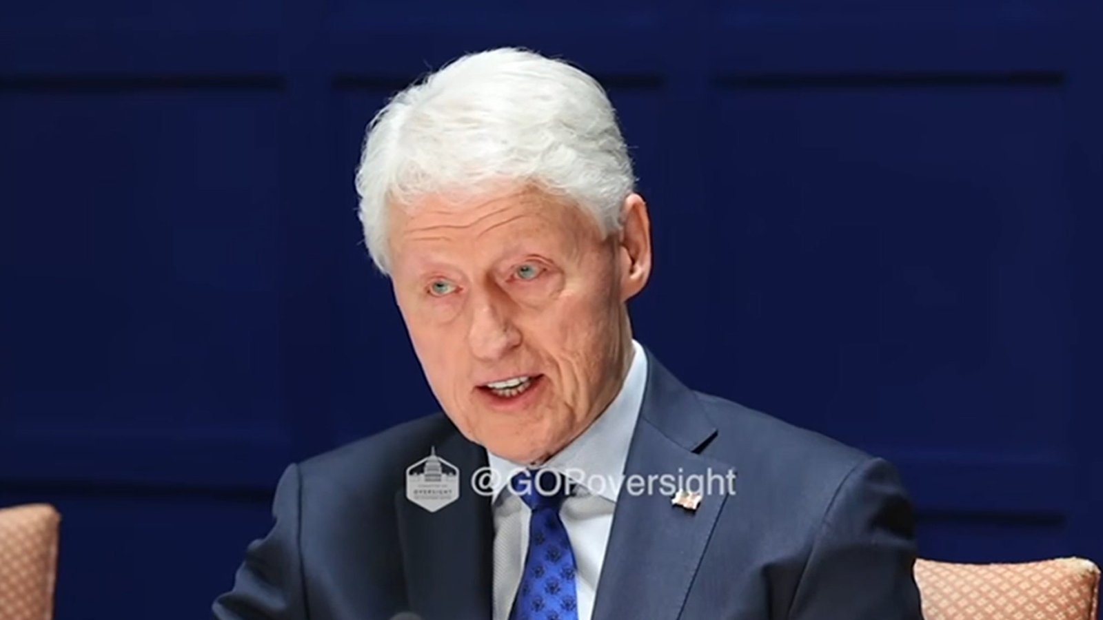 Bill Clinton dice que solo viajó con Epstein y que era amigo de Ghislaine Maxwell