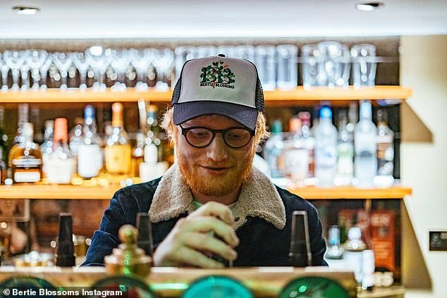 El bar y restaurante de Ed Sheeran, Bertie Blossoms, ha sido víctima de la crisis de los pubs en Gran Bretaña, y su deuda se ha disparado a casi 1,3 millones de libras después de luchar durante la pandemia de Covid.