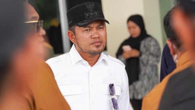 Después de volverse viral en las redes sociales, el gobernador de Kalimantan Oriental, Rudy Masud, devolvió su Rp. 8.500 millones de coches oficiales