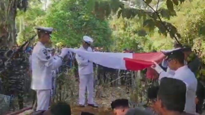 Trágicamente, un soldado de la Armada de Indonesia murió después de ser azotado decenas de veces por el Sr.