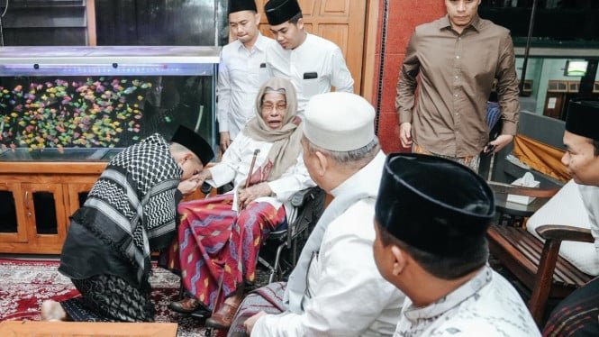 KH Nurul Huda visitó el internado islámico Al Falah Ploso y oró por Kesang.