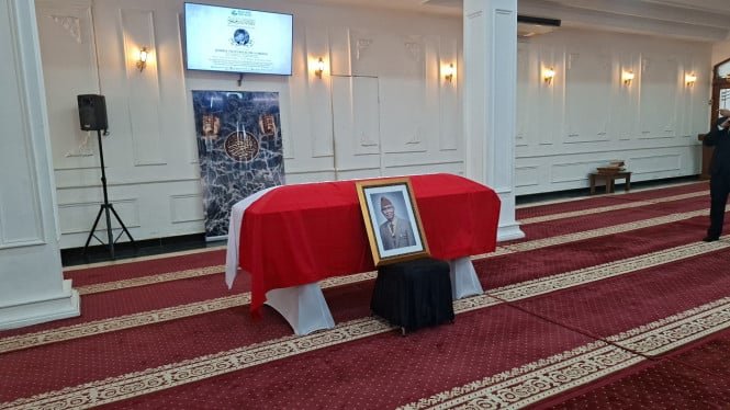 El cuerpo del sexto vicepresidente Tri Sutrisno fue enterrado en la Gran Mezquita de Sunda Kelapa.