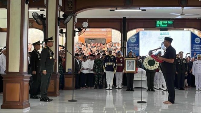 El momento en que la familia entregó el cuerpo de Sutrisno al Estado