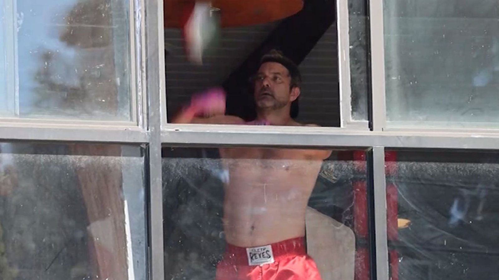 Joshua Jackson se ejercita sin camiseta en un gimnasio de boxeo de Los Ángeles, en vídeo