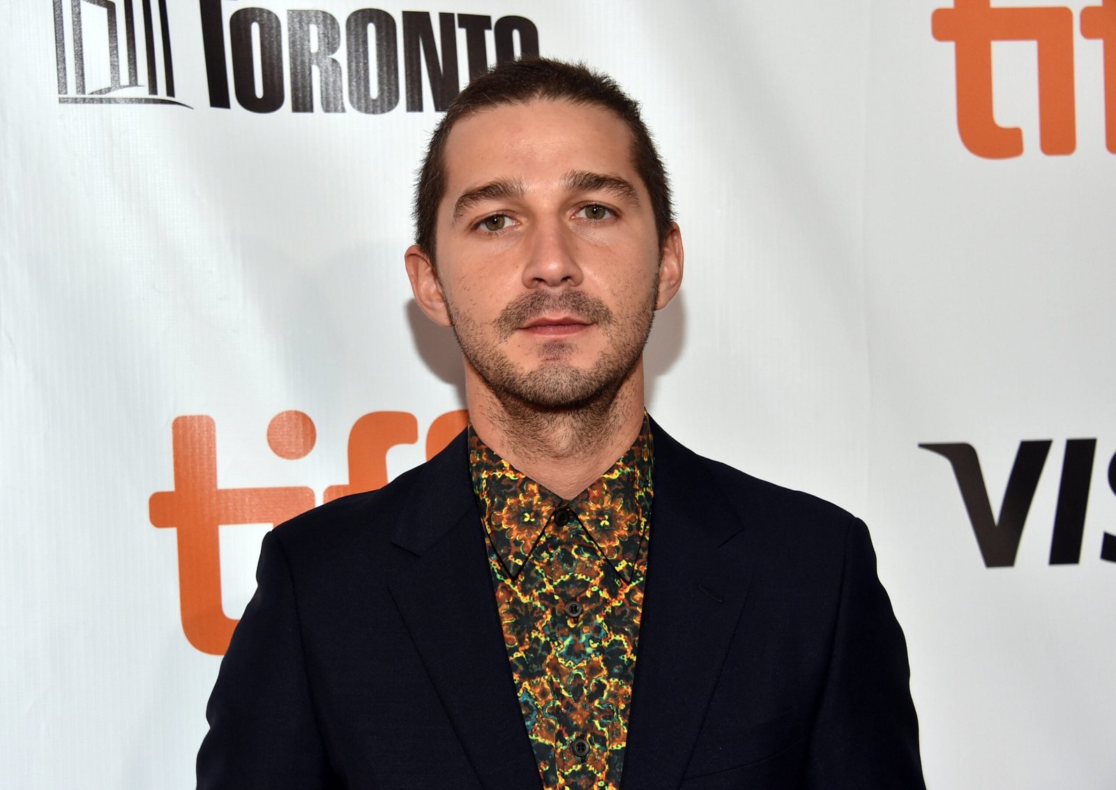 Shia LaBeouf arrestado nuevamente por cargos de agresión y declara que «los grandes homosexuales dan miedo»