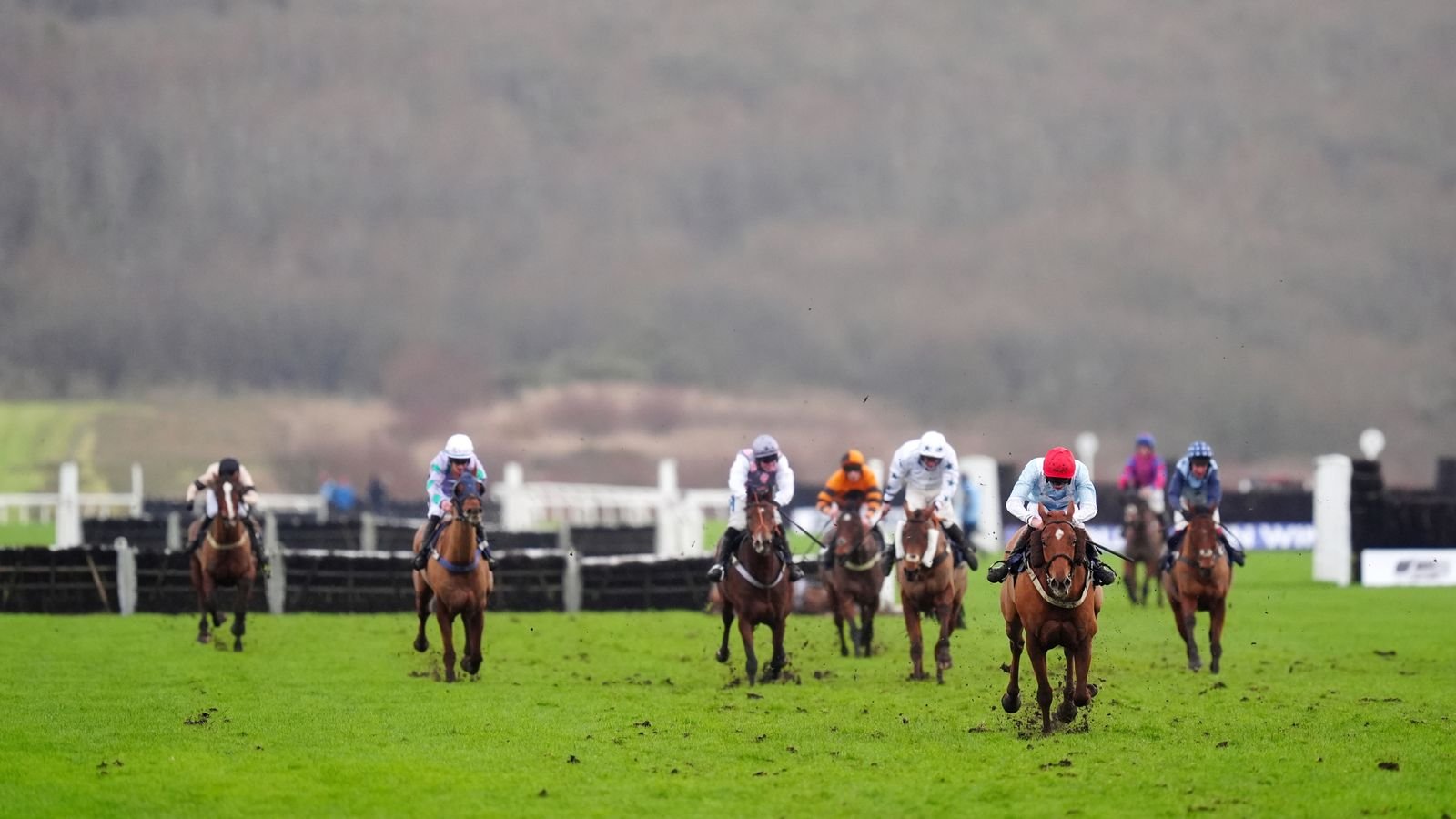 Hoy en Sky Sports Racing: La persecución del hat-trick de La Higuera el domingo Live Ffos Las Features Jump Action | noticias de carreras