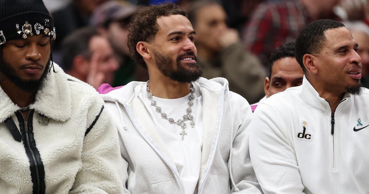 Los Wizards enviaron a la banca a Trae Young pocos días antes del esperado debut en DC