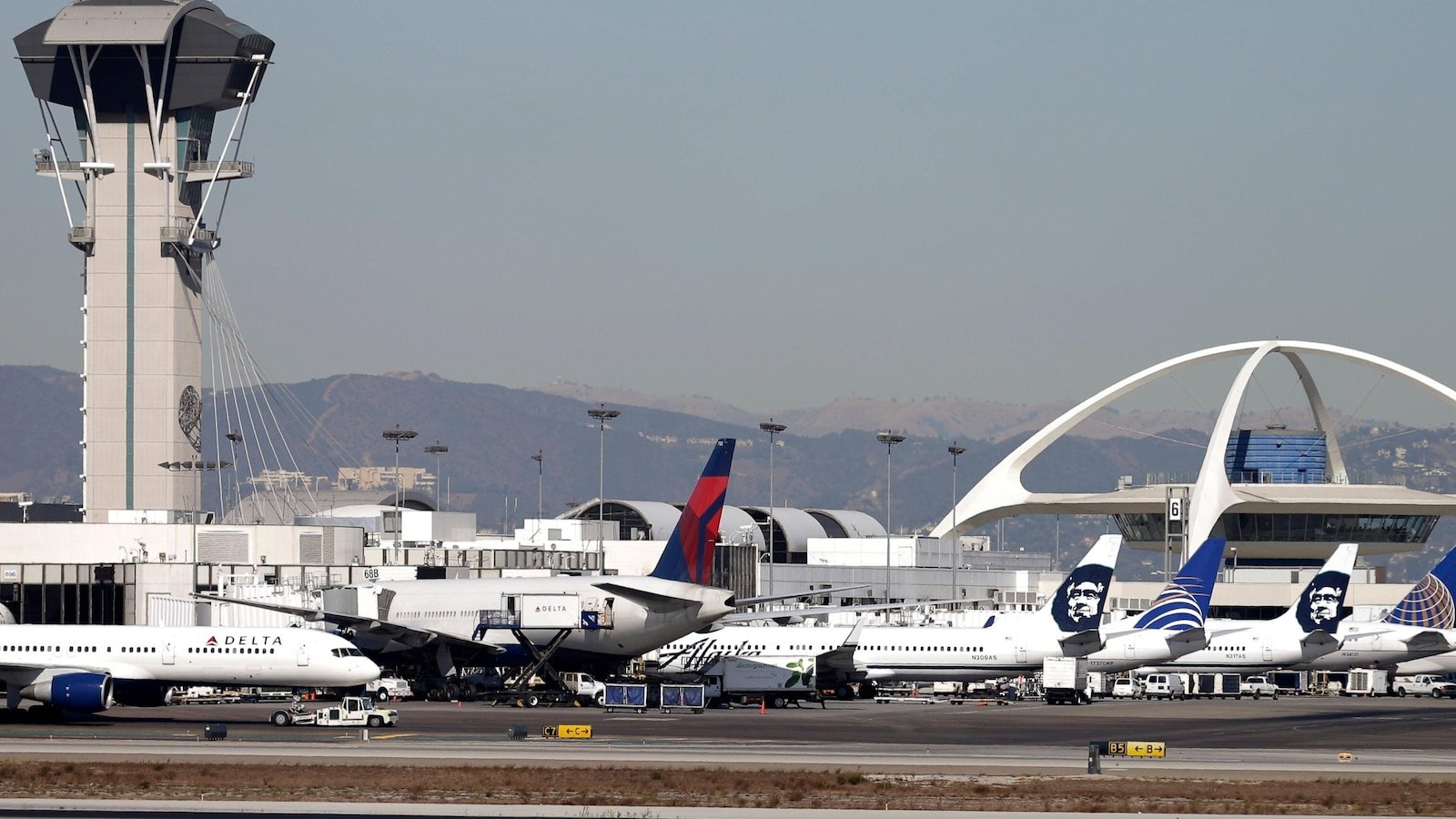 Vuelo de United regresa al aeropuerto de Los Ángeles para evacuación tras reporte de incendio