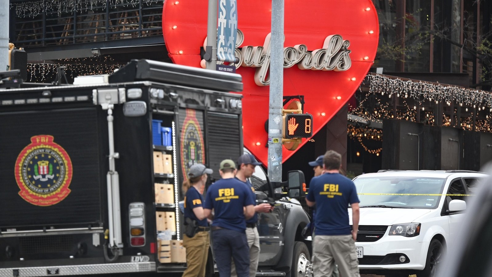 El FBI investiga como posible acto de terrorismo un tiroteo en un bar de Texas que dejó dos muertos y 14 heridos