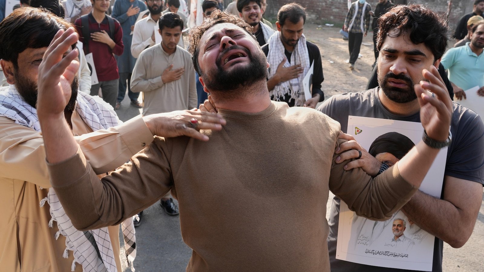 Al menos 6 muertos cuando chiítas atacan el consulado de Estados Unidos en Pakistán por el asesinato del líder supremo de Irán